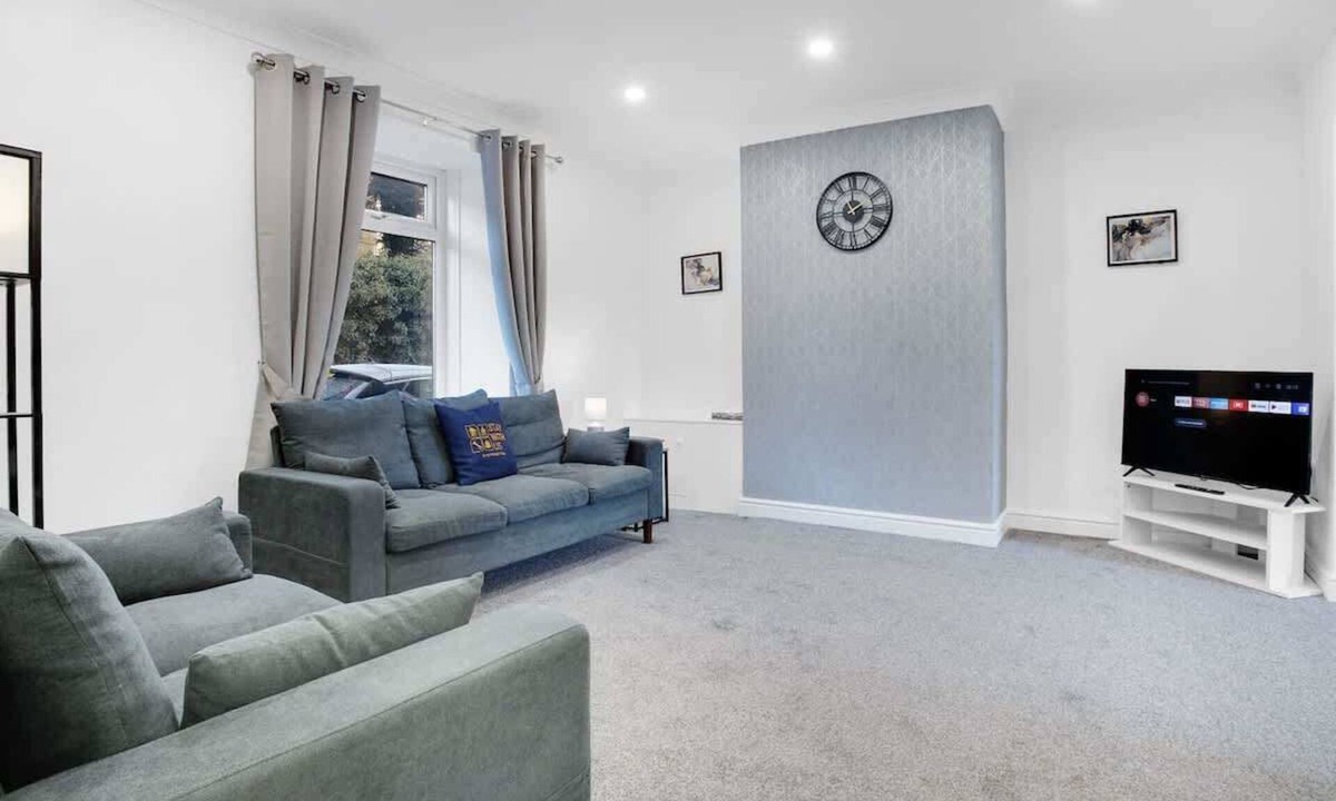 Hexham Apartment | Dean St Retreat, Cosy Urban Escape, Sleeps 5