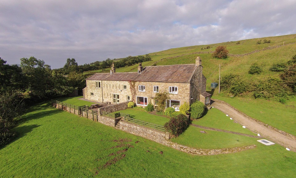 Horsehouse Cottage | DEERCLOSE WEST FARMHOUSE, pet friendly, with open fire in Horsehouse