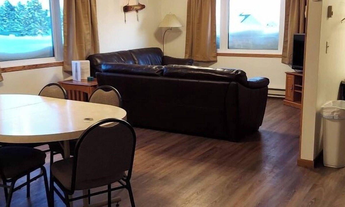 Devils Lake Condo | Deluxe 3 Bedroom Condo Ground Level 2 Bathroom #9