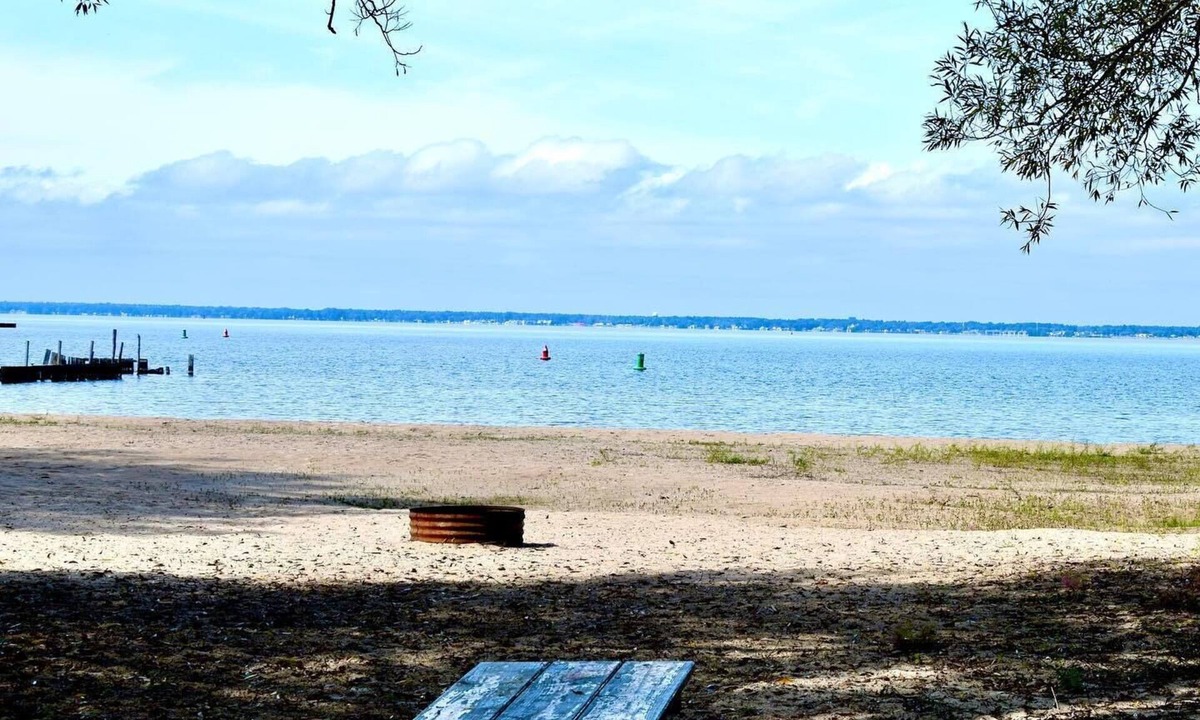 Tawas City Cottage | (Depine) Cozy 3 Bedroom Cottage LAKEFRONT/BEACHFRONT - PETS OK