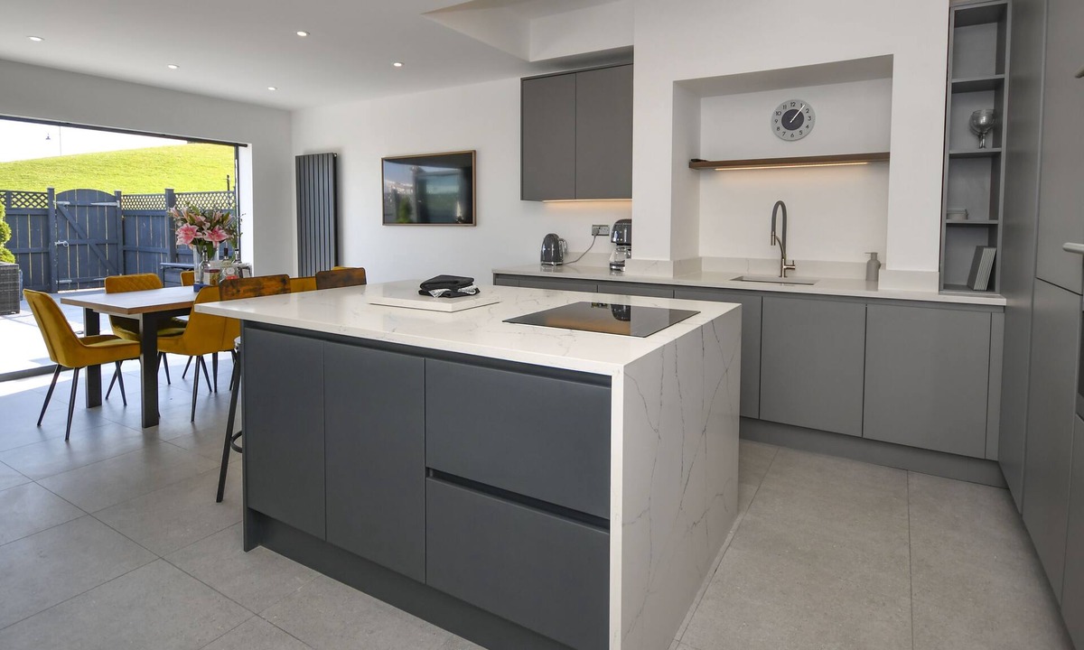 Woodhorn House | Dexters Den - Stunning large 3 bedroom cottage with sea views