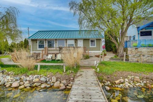 Twin Lakes House | Dock, Deck & Sunsets! Little Bungalow on Lake Mary