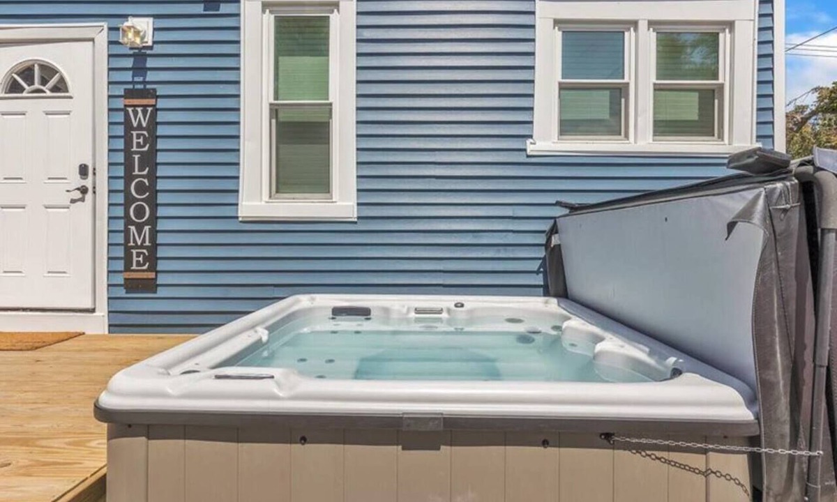 Bay City House | Dog Friendly | Big Groups | HotTub-all yr