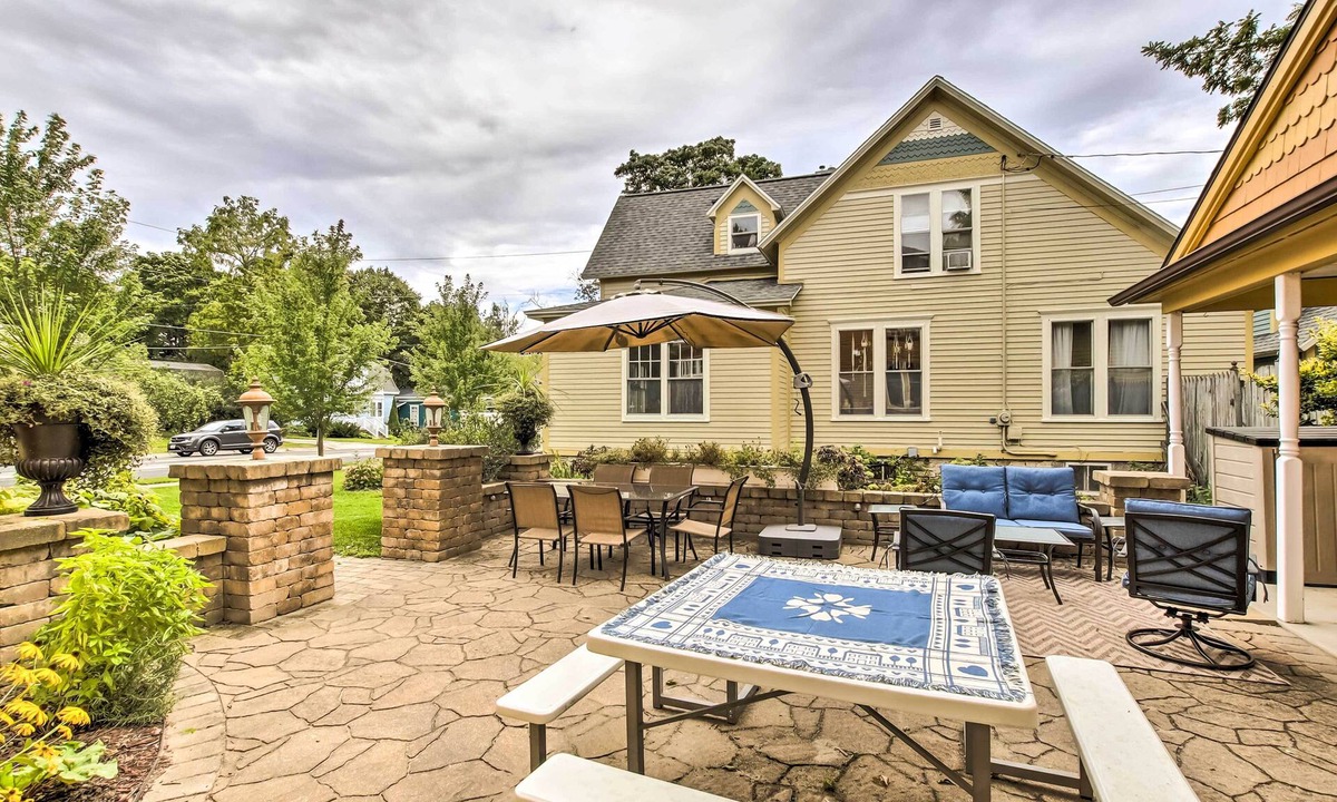 Sturgeon Bay House | Dog-Friendly Home w/Balcony & Yard in Surgeon Bay