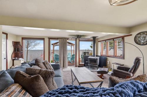 Luxemburg House | Dog Friendly-Southern Door waterfront retreat