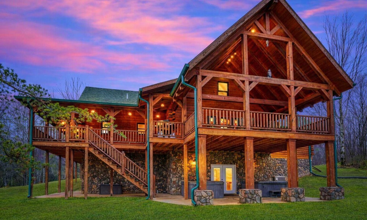 Logan Cabin | Dogwood Manor Hocking Hills: Family Friendly 8 bedrooms. WALK to Old Mans Cave!