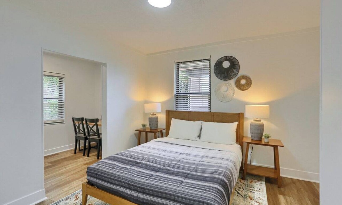 South Hills Apartment | Dormont, Potomac @3 Stylish and Cozy 2 Bedroom Private Apartment