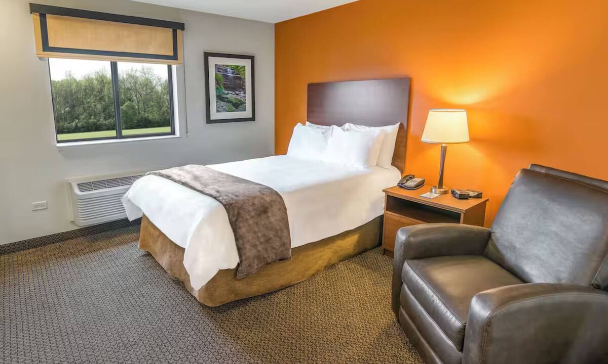 Grand Forks Hotel | Double Your Stay Fun – 2 Queen Bed + Recliner Suites Near Alerus, UND & Shops