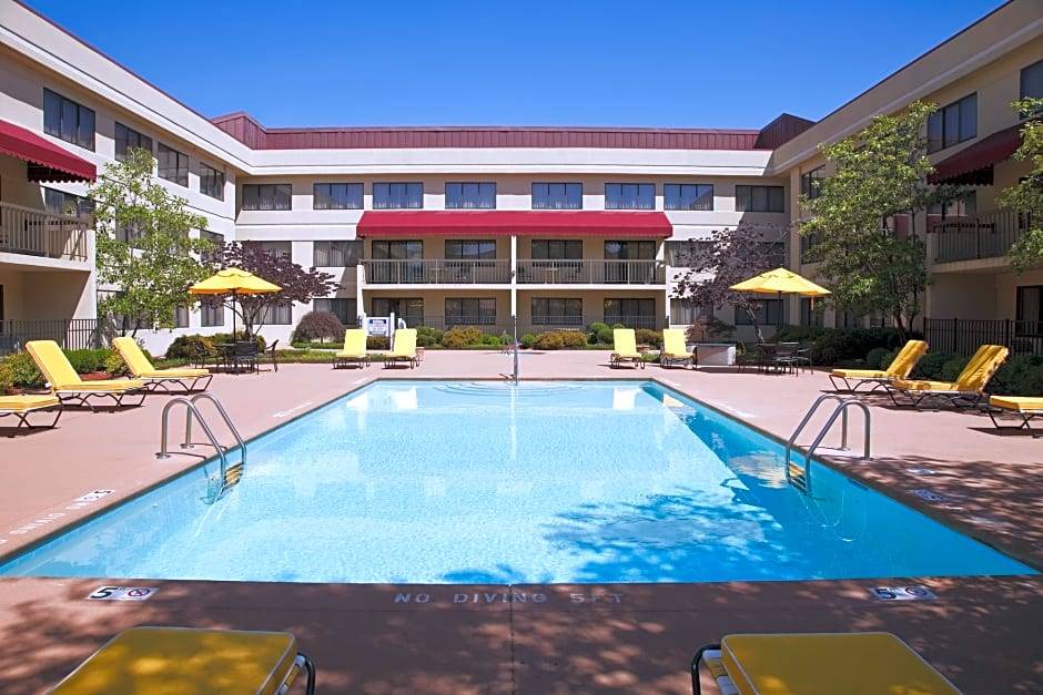 Sharonville Hotel | DoubleTree Suites by Hilton Cincinnati - Blue Ash