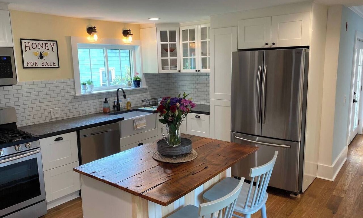 Kennebunk Apartment | Downstairs Unit | Main-Level Kennebunk Vacation Rental with Private Deck