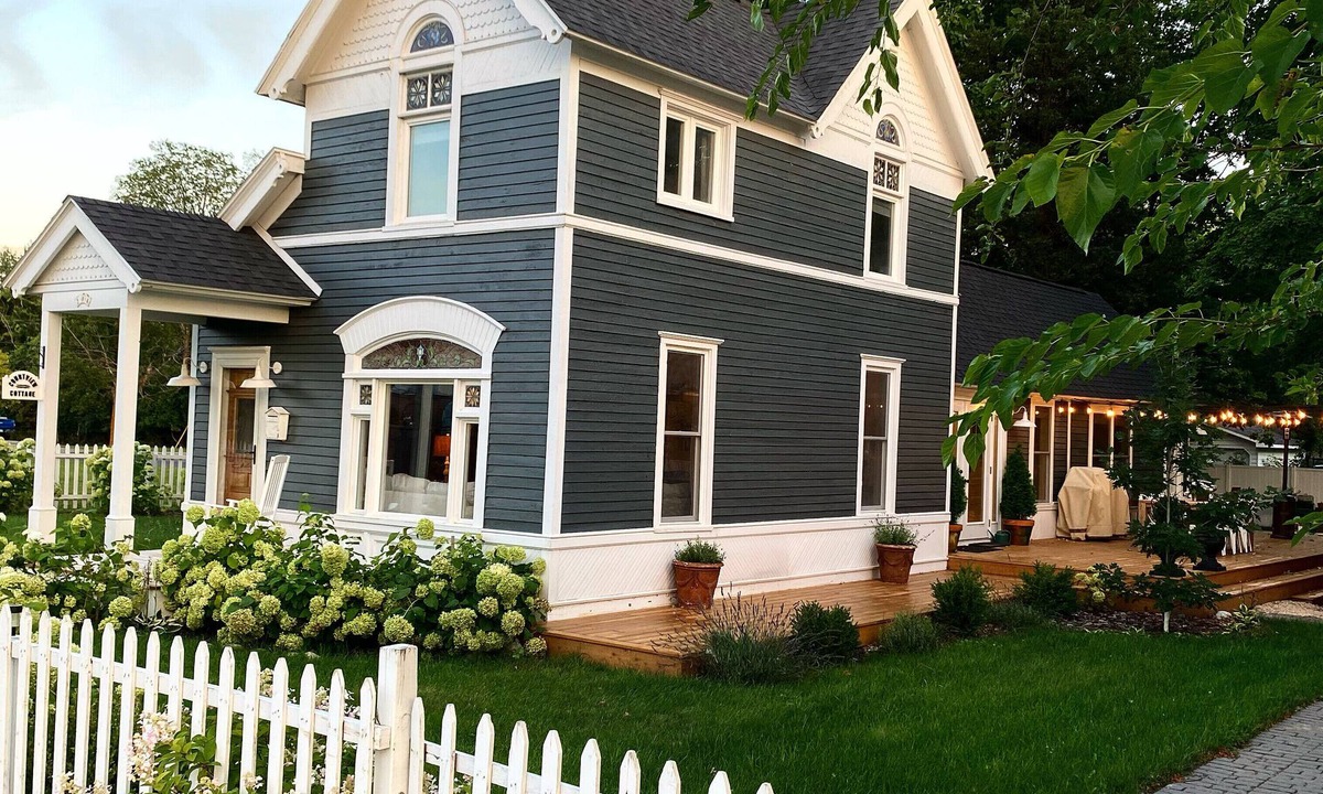 Bellaire House | DOWNTOWN BELLAIRE! Walk to Shorts! Close to slopes, golf, lakes, restaurants.
