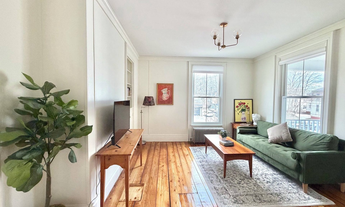 Brunswick Apartment | Downtown Brunswick 1st FL Sun Drenched With Porch