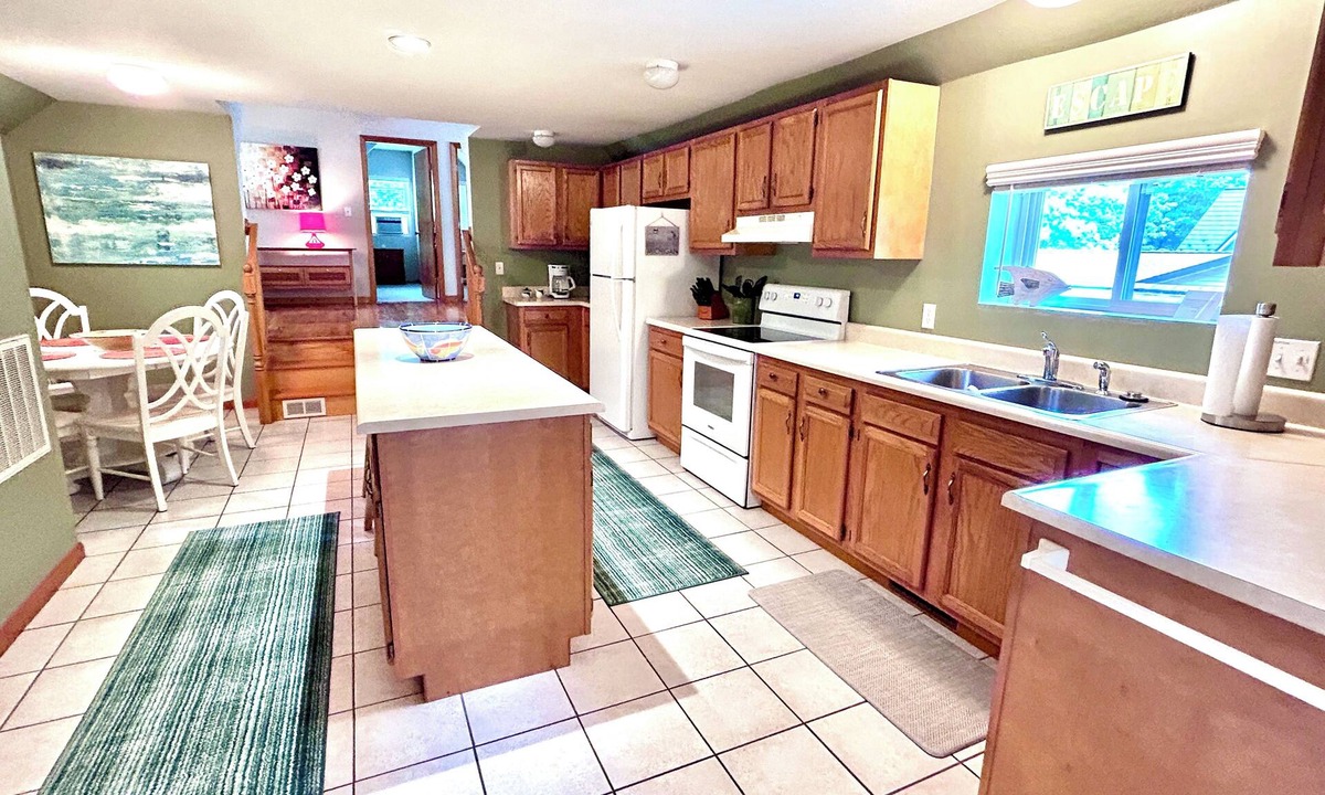 Charlevoix House | Downtown Charlevoix! July 12,13,17,26-28 OPEN! 2 blocks to the lake!