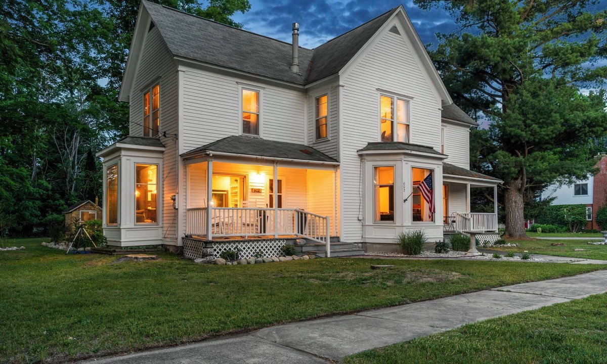 Bellaire House | Downtown Farmhouse┃ Large Yard w/Firepit ┃8-Min Drive to Golf┃Walk to Short's!