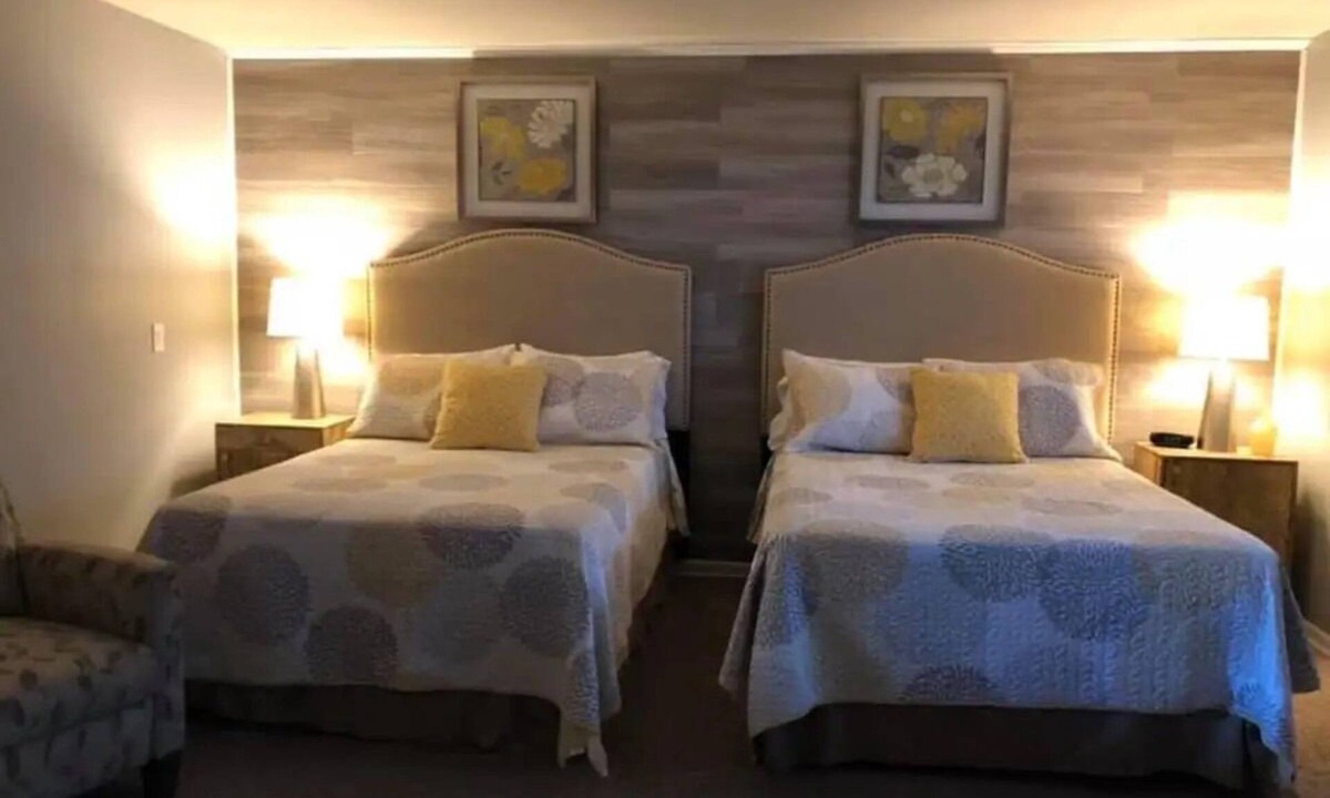 Houston Hotel | Downtown Fort Loramie Motel -Clean and comfortable with Ice cream shop on site