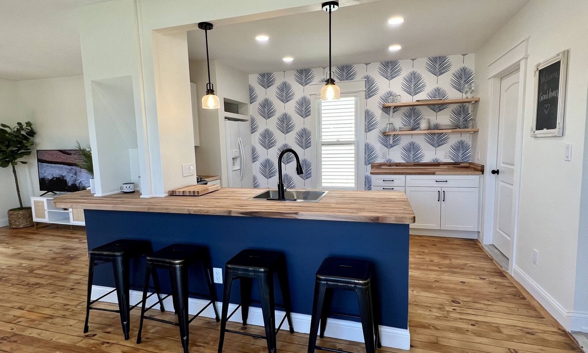 Grand Haven Cottage | Downtown Grand Haven stylish retreat
