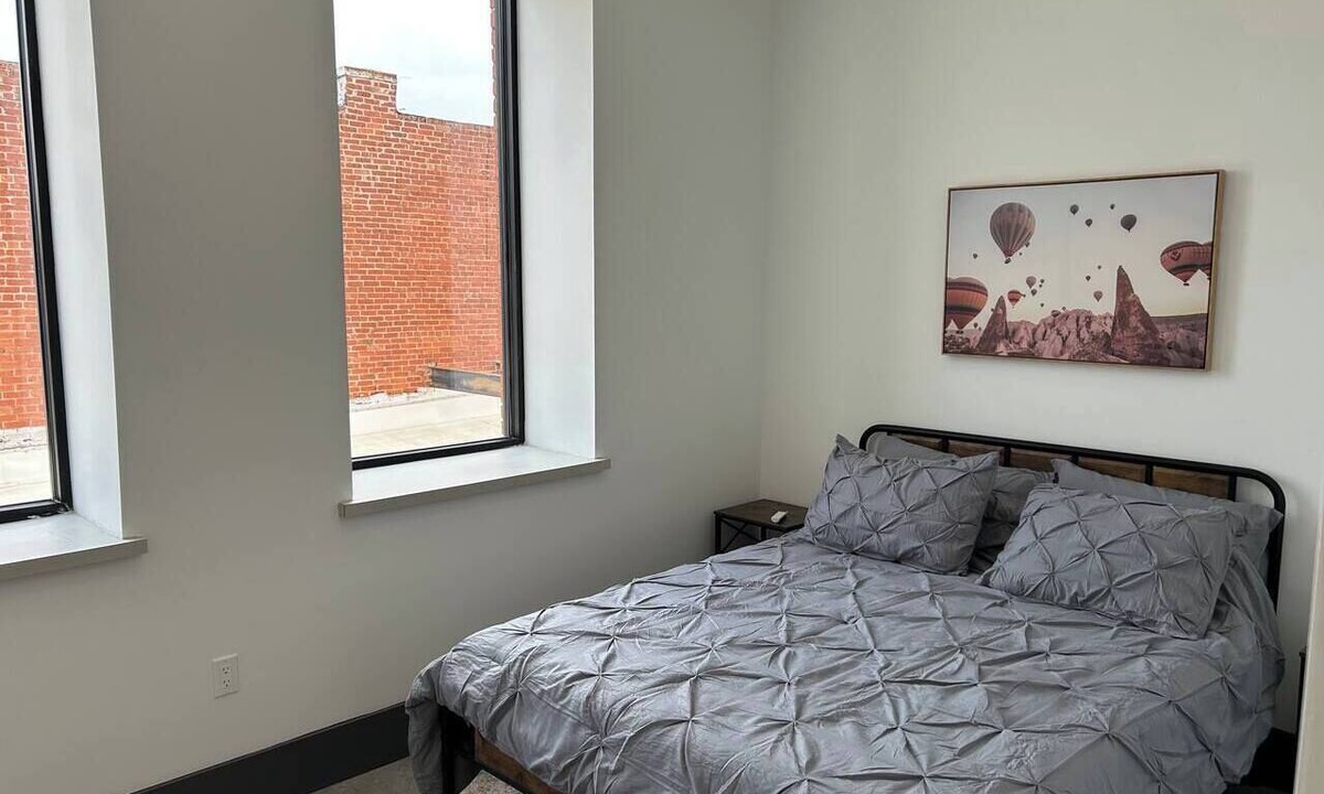 Enid Apartment | Downtown Historic Loft 207
