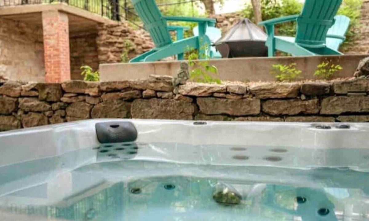 Eureka Springs Historic District Condo | Downtown+HotTub+Wifi+FreeParking @151 Spring Ste F