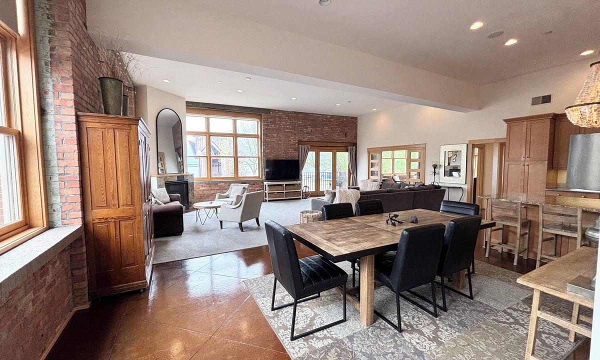 Marquette Condo | Downtown Luxury Condo w/Lower Harbor Views - 2200 SF sleeps 8 comfortably