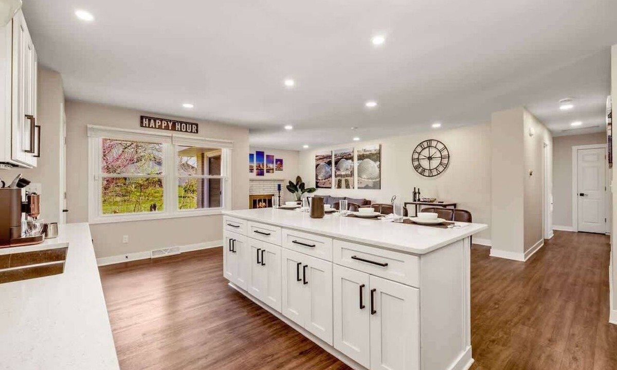 Milwaukee House | Downtown Oasis! Hot Tub, Garage, 2 King Huge yard!