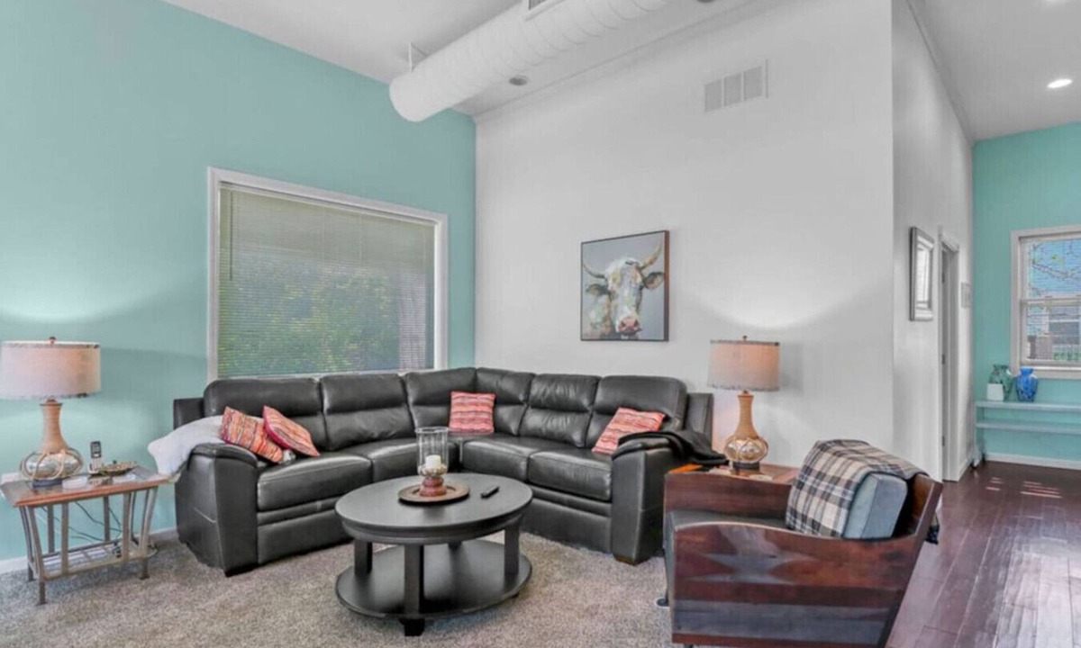 Kelleys Island House | Downtown Unique House w/2 Apartments-5bdrms/4bths