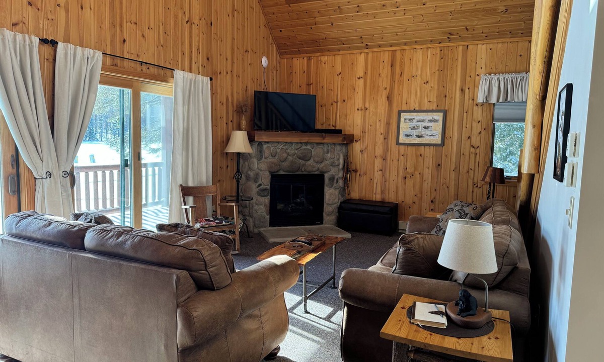 Drummond Cabin | Drummond Island Hotel & Vacation Homes - Pond Cabin 8