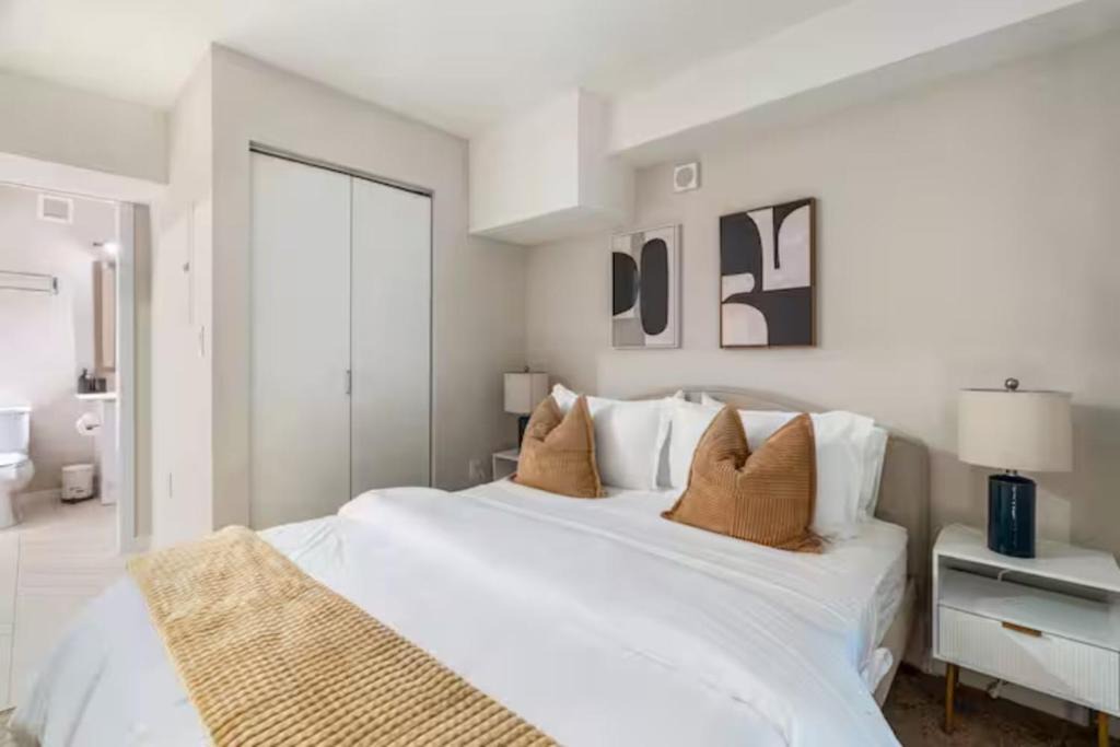 Downtown Cincinnati Apartment | DT Gym Pool Rooftop 5 min walk to Stadiums