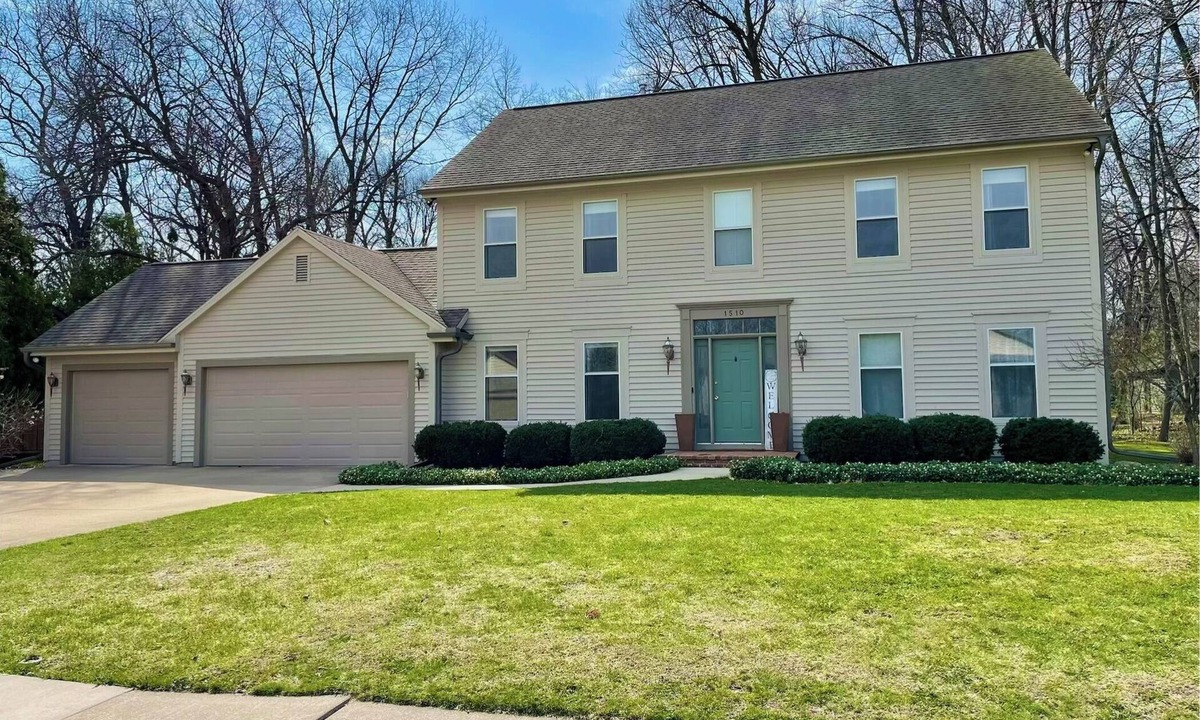 Oshkosh House | EAA-2 miles from grounds. Spacious 4-bedroom house in pleasant Oshkosh