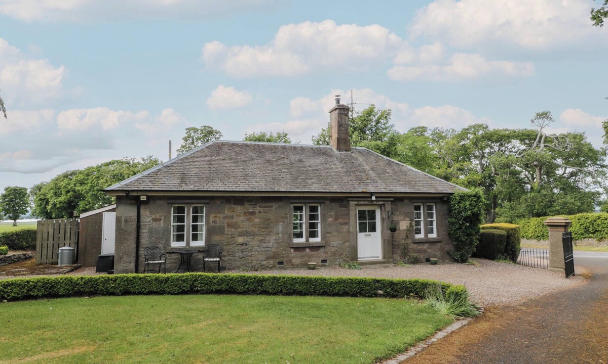 Glenisla Cottage | EAGLE GLEN COTTAGE, pet friendly, with open fire in Coupar Angus