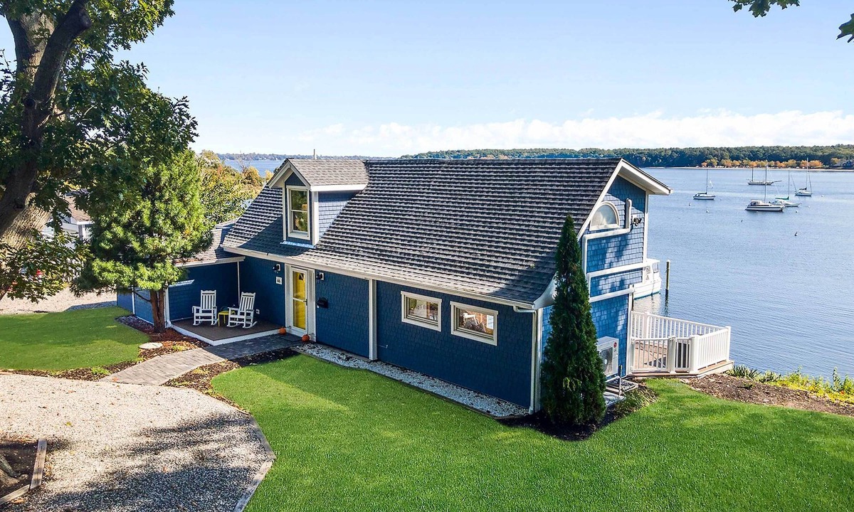 East Greenwich House | East Greenwich Waterfront Gem: Renovated w/ Kayaks