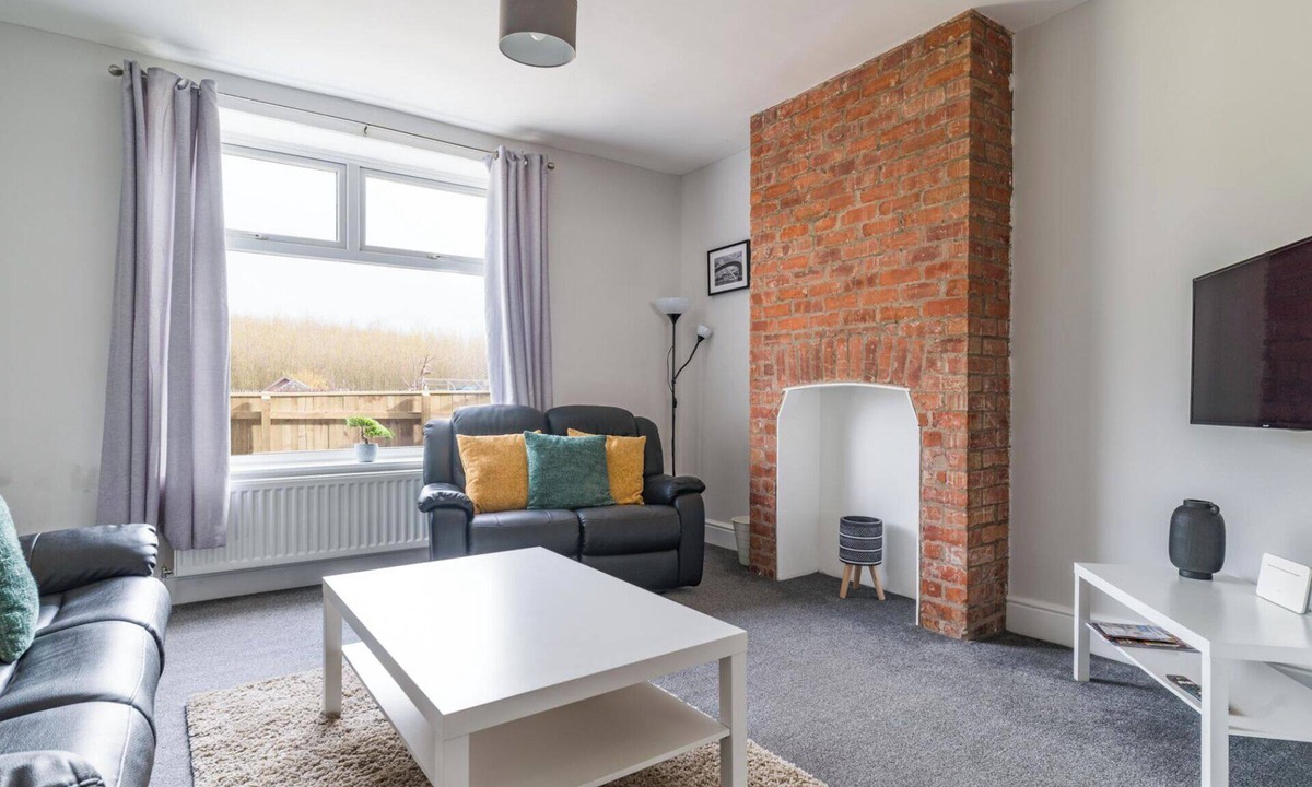 Choppington House | East House-sleeps 5-pet Friendly-garden-parking