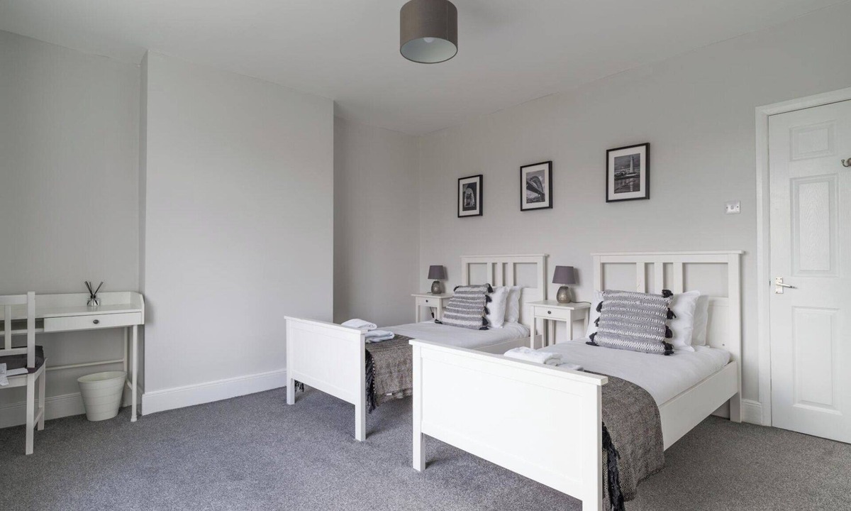 Choppington House | East House-Sleeps 5-Pet friendly-Garden-Parking