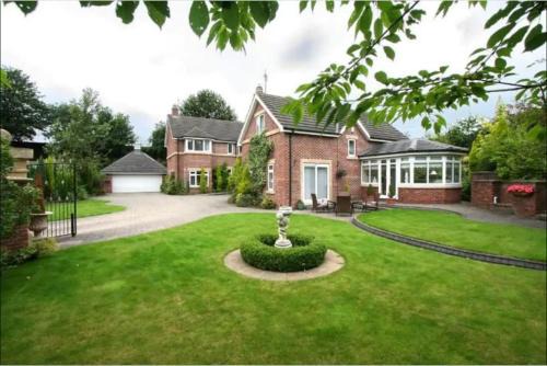 Bedlington House | Eastfield Lodge with Hot Tub