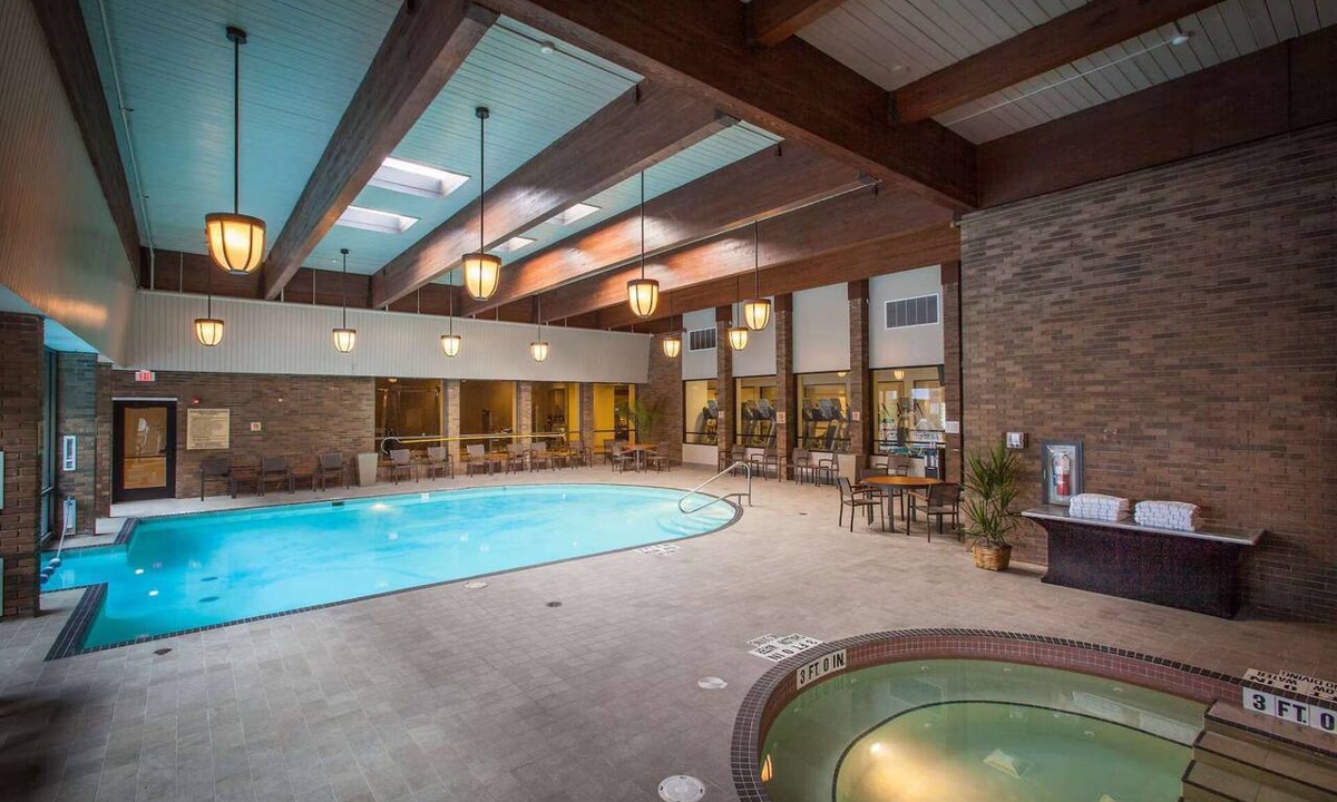 Green Tree Hotel | Easy Access To Downtown + Free Parking&Restaurant