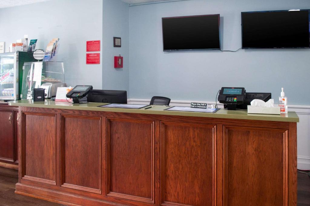Sandusky South Hotel | Econo Lodge Inn & Suites Sandusky South