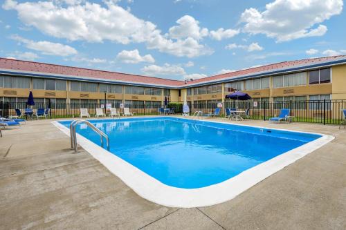 Triadelphia Hotel | Econo Lodge Inn & Suites Triadelphia - Wheeling