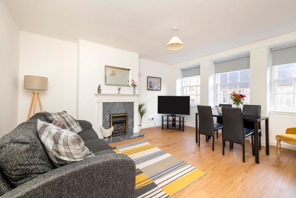 Old Town Apartment | Edinburgh Central 2-Bedroom Old Town Apartment on Royal Mile
