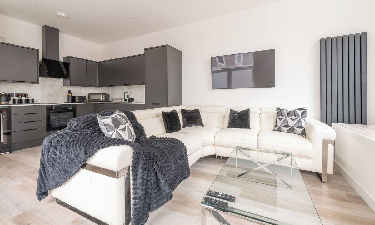 Leith Apartment | Edinburgh City Centre | Main Entrance | Entire Aprt | 4Bedroom | Newly Remodeled