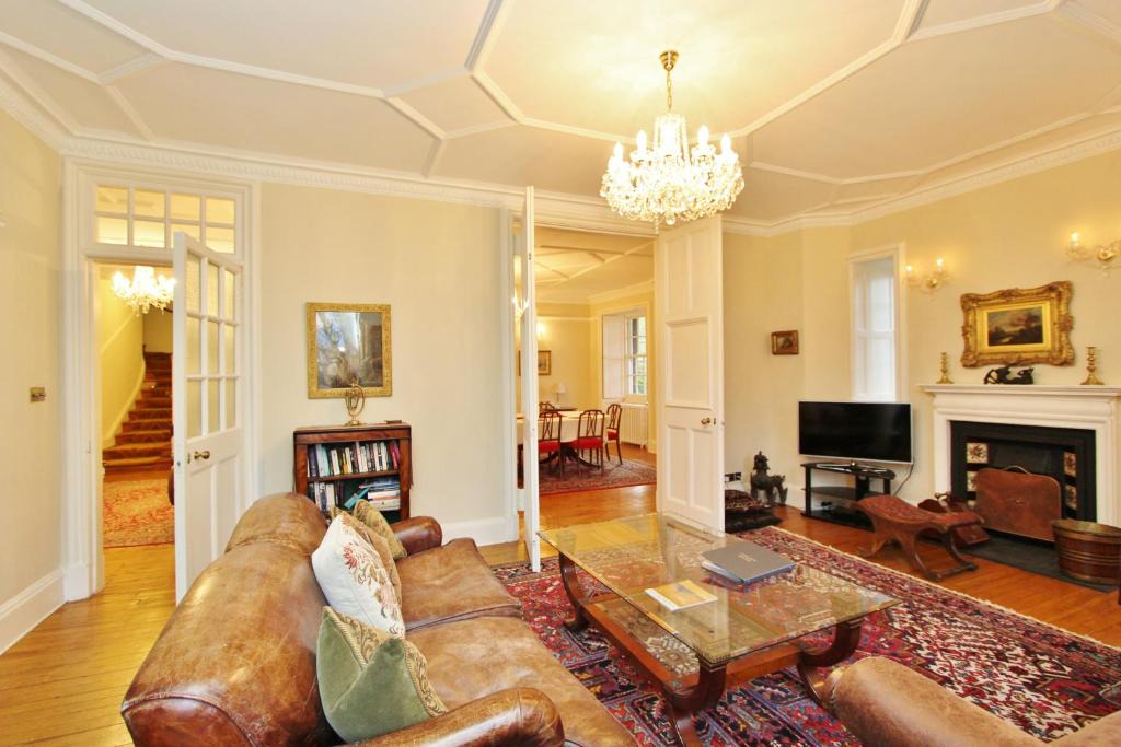 Old Town Apartment | Elegant 3-Bedroom Ramsay Garden Apartment in Edinburgh City Centre