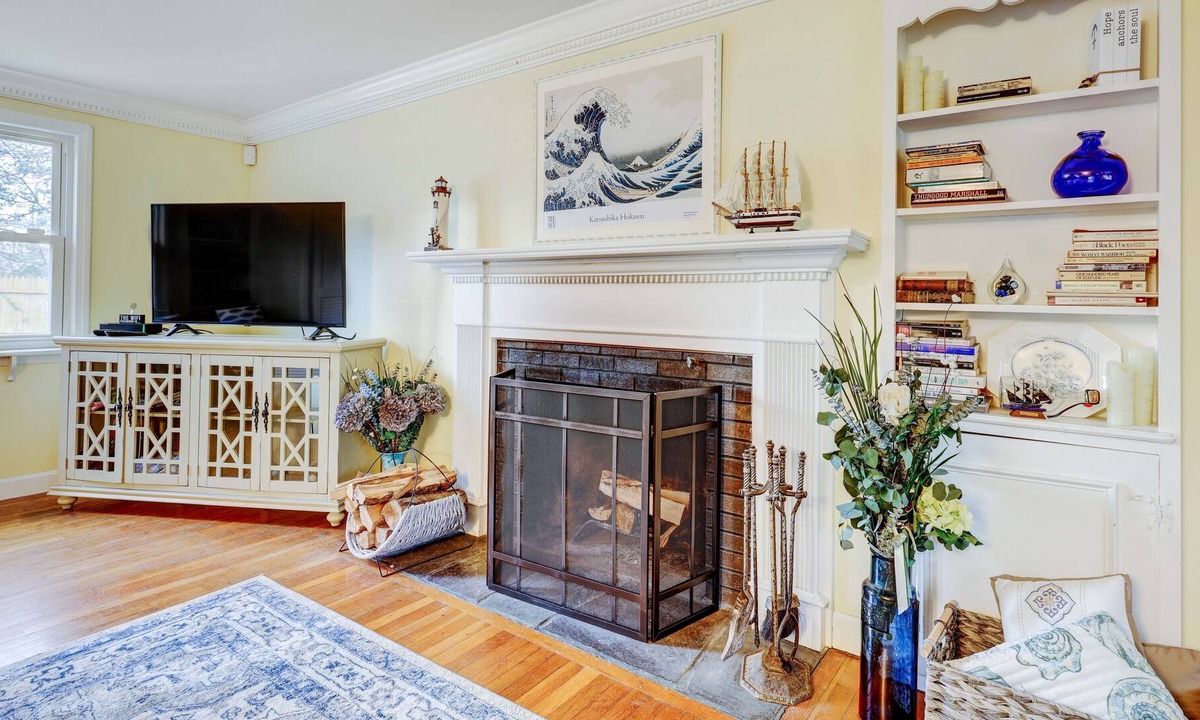 Centerville Cottage | Elegant, charming, cozy Cape Cod Cottage with Beach Pass to Barnstable beaches