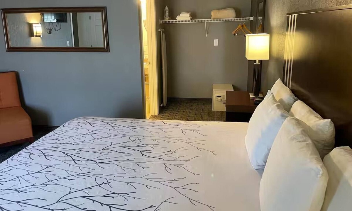 Urbana Hotel | Elegant King Bed Room w/Free Parking and Close to Dining Spots