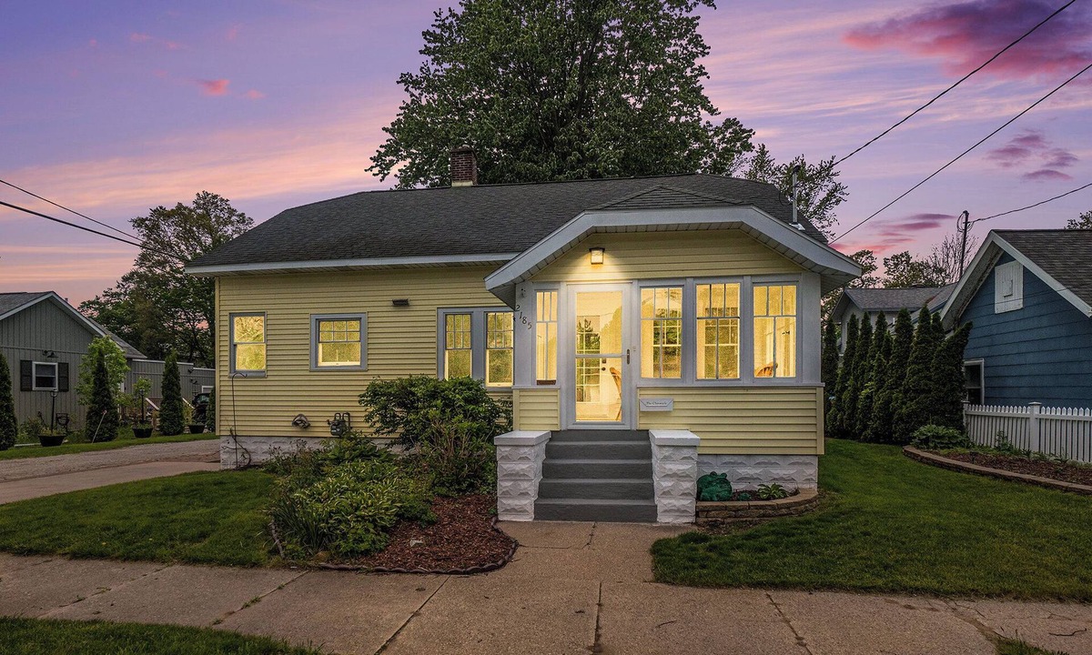 Lakeside House | Elegant Muskegon Getaway in trendy Lakeshore district