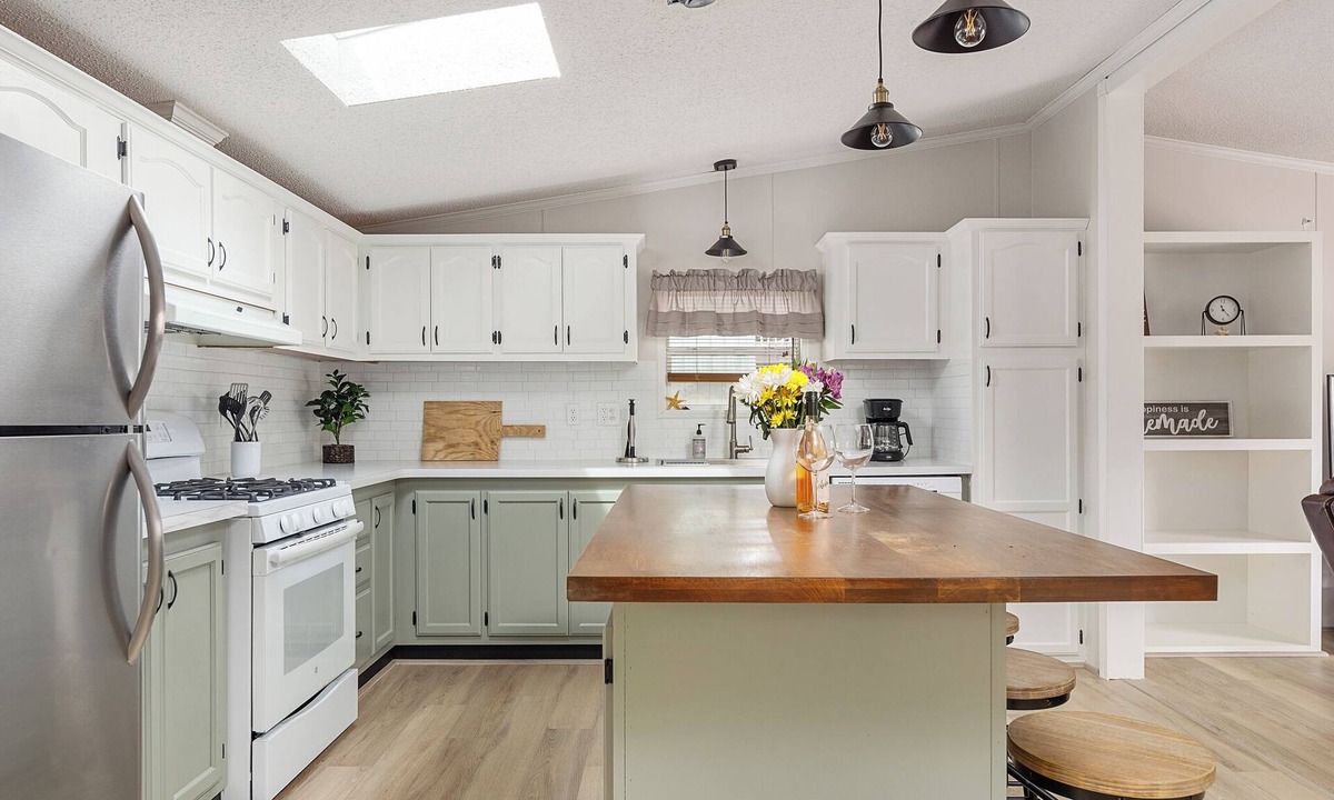 Elk Rapids House | 🌺 Elk Rapids Retreat 3BDR Vacation Home | Newly Renovated