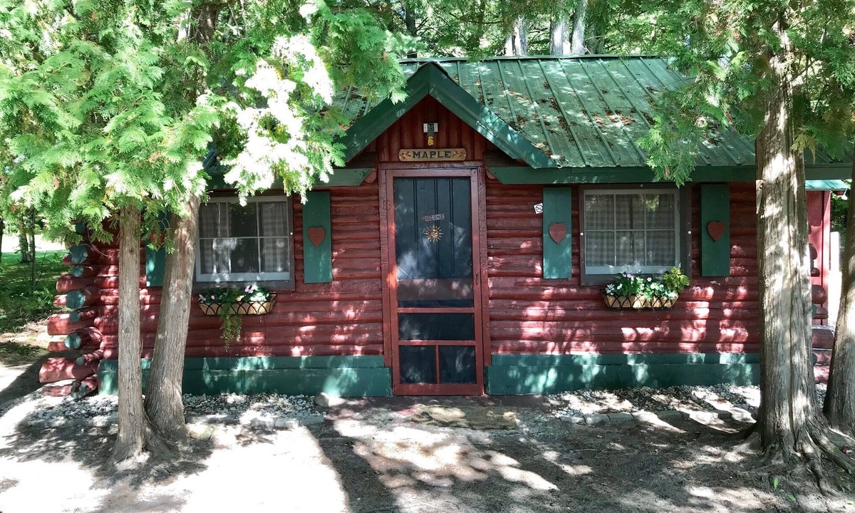 Grawn Cabin | Ellis Lake Resort - Maple Log Cabin-Interlochen/Traverse City