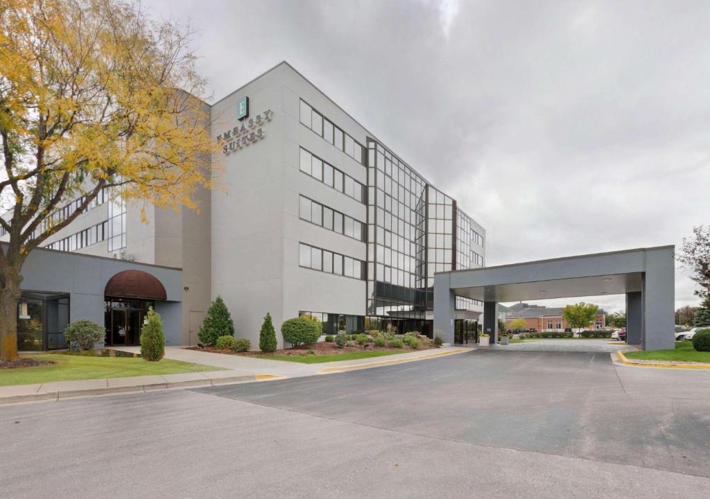 Brookfield Hotel | Embassy Suites by Hilton Milwaukee Brookfield