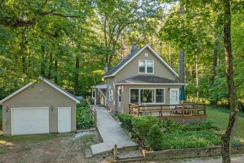 Newaygo House | Emerald Cove Cottage-3 bd, 2 ba-Sleeps 10