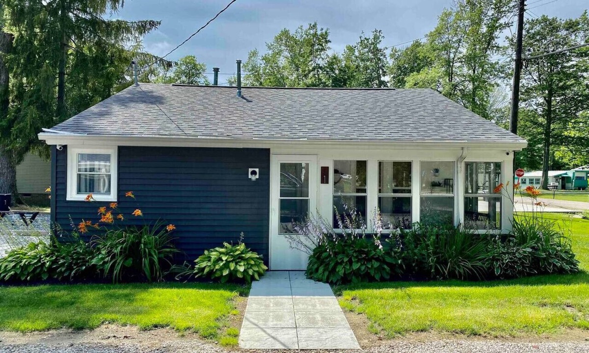 Geneva-on-the-Lake Cottage | Endless Summer Cottage - walk to the GOTL strip