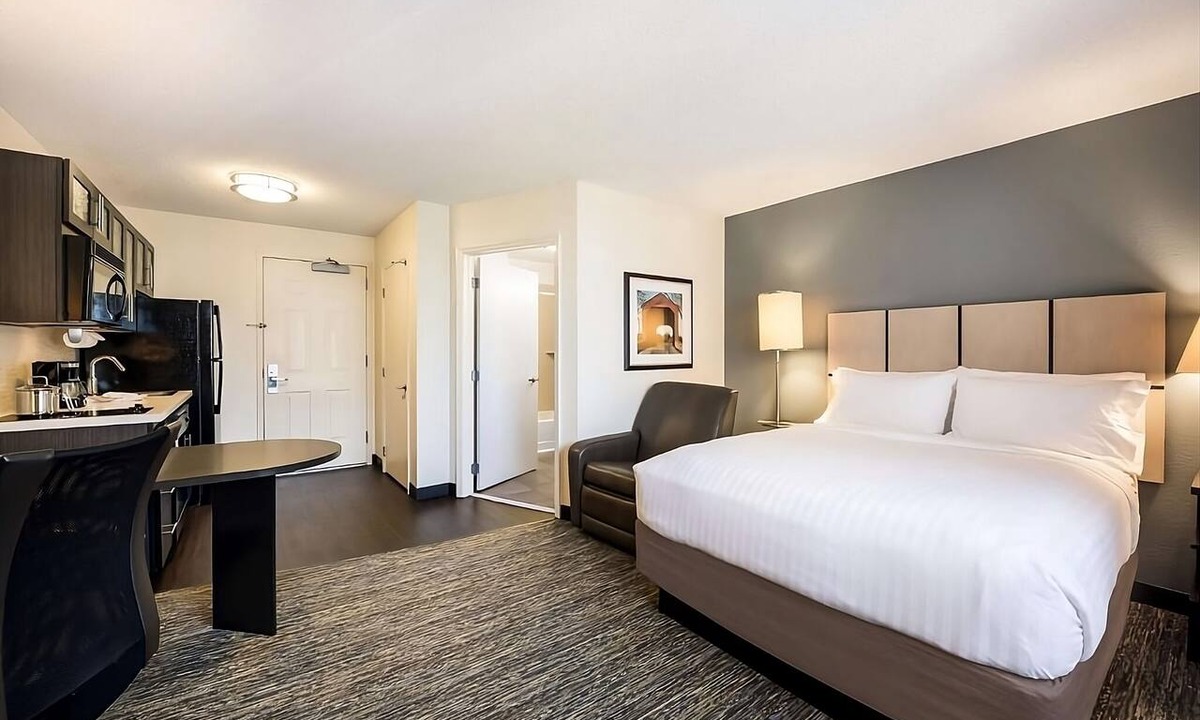 Waukegan Apartment | Enjoy a Hassle-Free Stay, Parking, Kitchen, Pet-Friendly Property