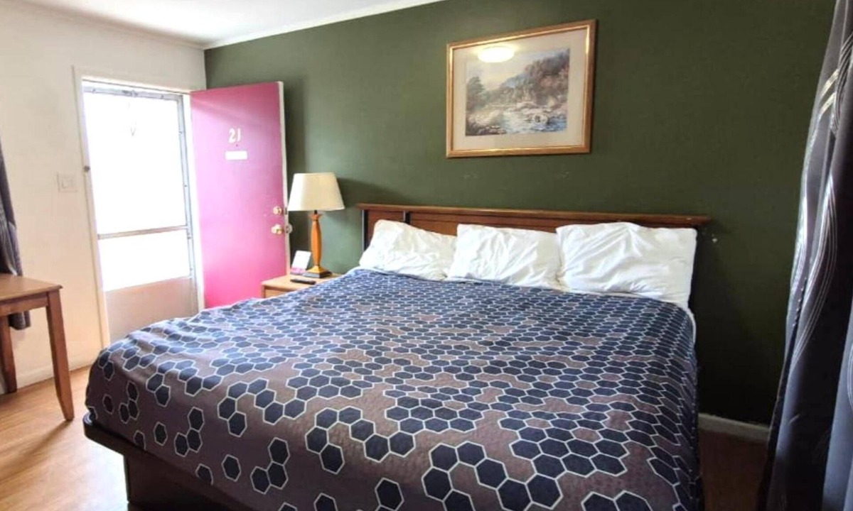 Cadillac Hotel | Enjoy & Unwind in a Budget Room Near Veterans Memorial Stadium | Free Parking