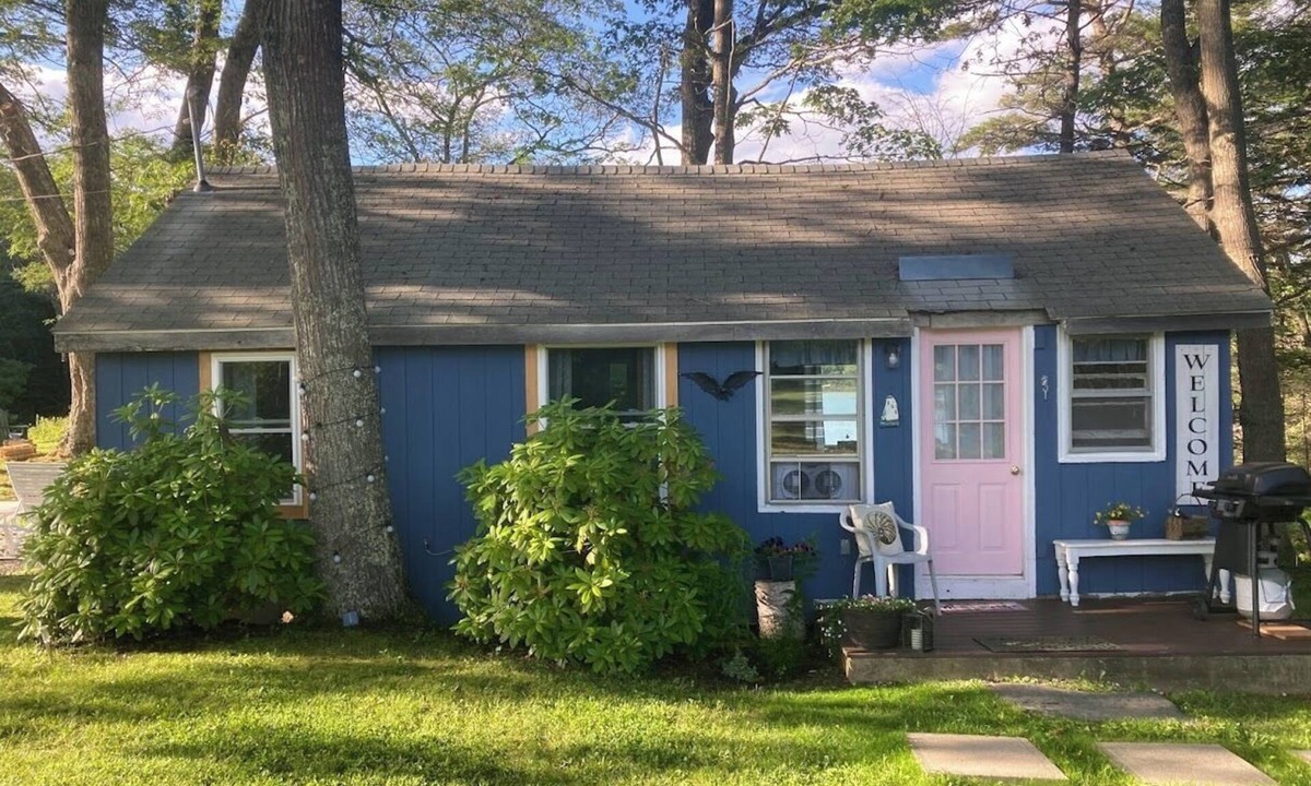 Isle of Springs Cottage | Enjoyable 1-bedroom rustic cottage in Southport.